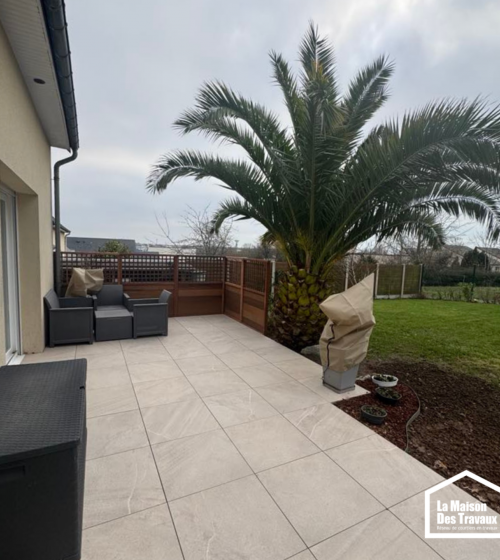 Terrasse extérieure en carrelage – Un projet clé en main / 14520 Commes