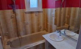 Salle de bain avant travaux avec baignoire et ancien carrelage à Courrières