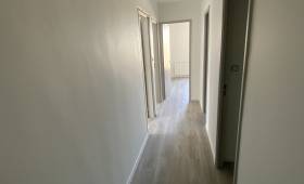 couloir avec nouveau revêtement de sol posé à Alès 30100 