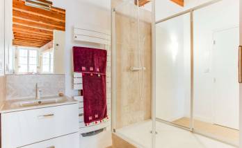 Une salle de bains ouverte dans un appartement loft dans les tons clair et matériau haut de gamme Lyon 5ème arrondissement