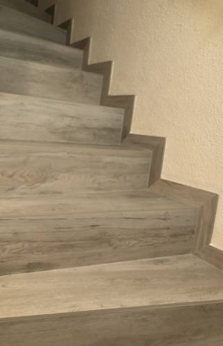 Escaliers et plinthes posés, en carrelage imitation bois