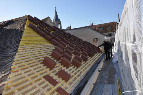 Litonnage et pose de tuiles plate sur un toit rénové et isolé par l'extérieur - Brie-Comte-Robert 77170