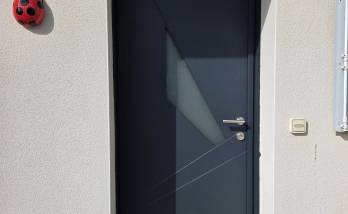 Nouvelle porte vue extérieure coloris grise