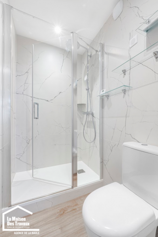 Grande douche à receveur plat