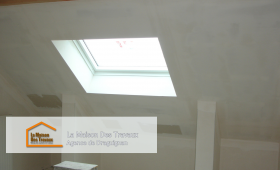 es artisans qualifiés proposé par Yohan Le Gourrierec ont entamé les travaux en préparant la structure pour accueillir le Velux. 