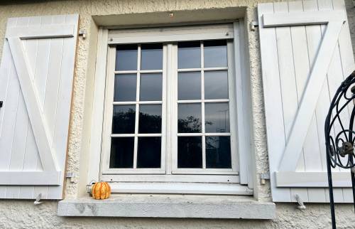 Fenêtres extérieures rénovées après travaux - Maison moderne et rénovée