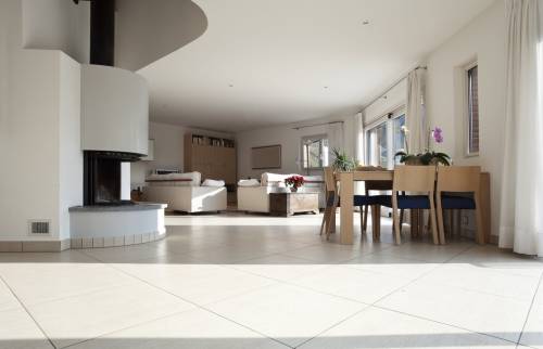 Cheminée dans un salon d'une maison 