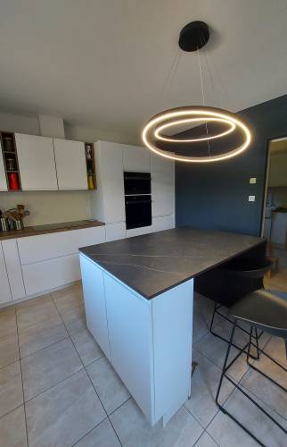 Cuisine blanche et ton bois