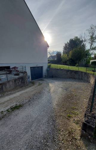 Cour en calcaire avant travaux