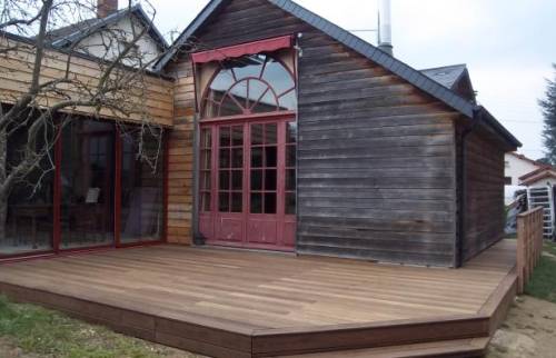 Pose de la seconde baie vitrées de l'extension bois donnant sur la terrasse en frêne - La Chapelle-sur-Erdre - 44240 -