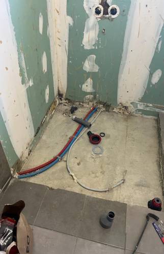 Détail douche à l'italienne - Préparation du sol - maçon 73, peintre 73, électricien 73, plombier 73, plaquiste 73, carreleur 73, menuisier 73maçon 73, peintre 73, électricien 73, plombier 73, plaquiste 73, carreleur 73, menuisier 73