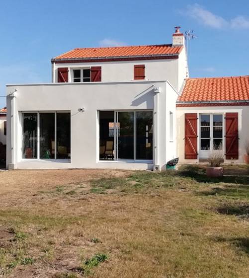 Construction d'une extension de maison à toit plat