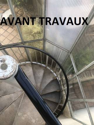 Escalier et cage vitrée avant rénovation (Essonne)