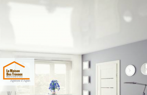 Un plafond rénové avec un éclairage optimisé pour plus de clarté et de bien-être.