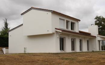 Surélévation de maison maçonnée avec toiture tuiles canal -  Orvault – 44700 –