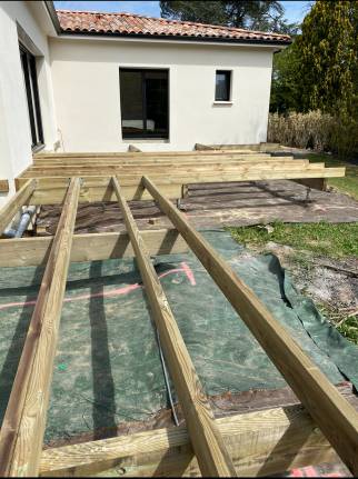 Pose de l'armature bois avant construction d'une terrasse bois - Montauban 82000