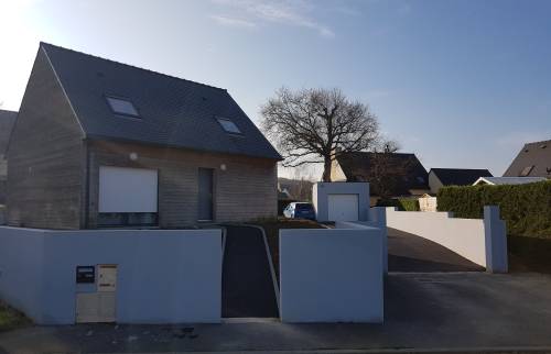 Garage maçonné mur de clôture et cour en  enrobée près de Pléneuf Val André 