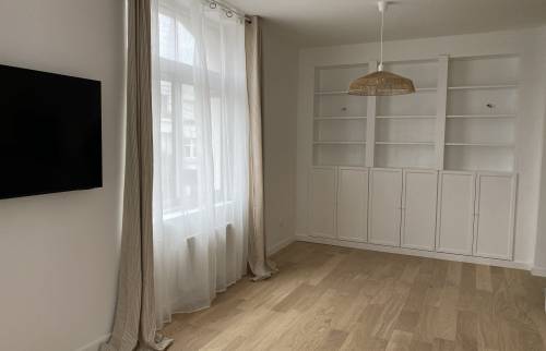 Les derniers centimètres de la rénovation avec pose des rideaux 