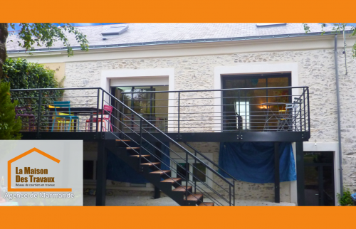 Façade claire et terrasse métal rénovées à deux pas de Marmande par Sandrine Férin, La Maison Des Travaux.