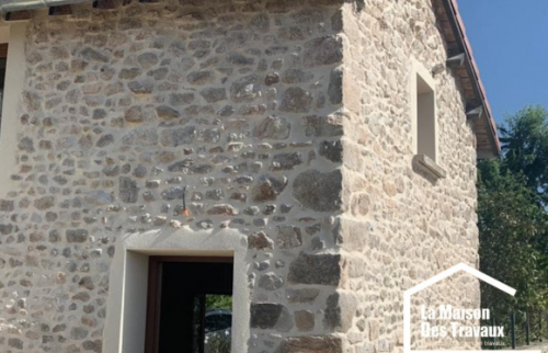 Façade maison en pierre jointement à la chaux APRES