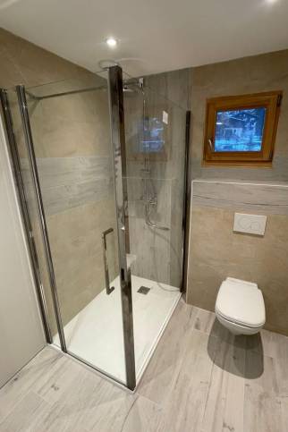 Salle de bain R - Douche et WC - architecte 73, décorateur intérieur 73, peintre 73, carreleur 73, plaquiste 73, plombier 73, électricien 73