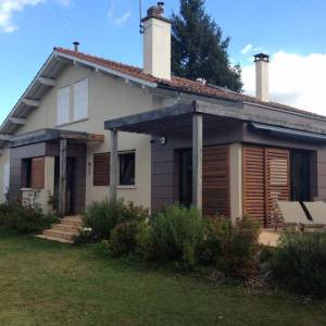 La maison terminée avec ses deux extensions en bois