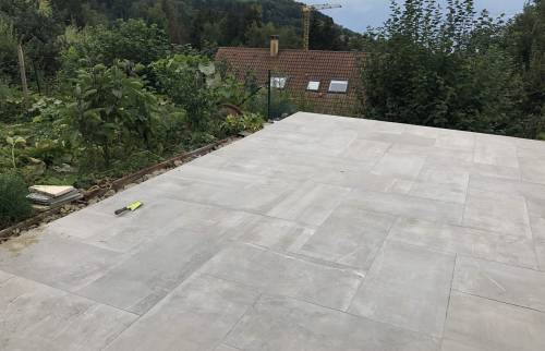 La terrasse et terminé et le garde corps va bientôt être posé