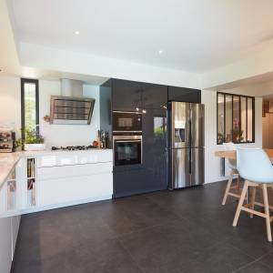Cuisine spacieuse et fonctionnelle créée par Anne Rose BOUYER – extension Maison T.