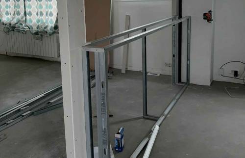 Le montage des cloisons du bureau