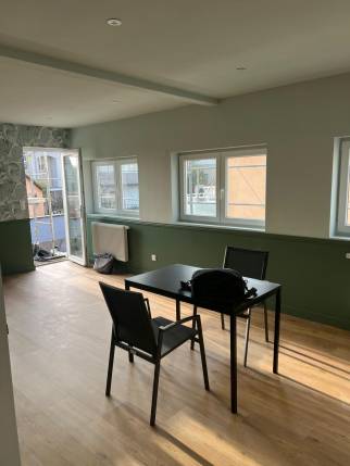 Intérieur de l'agrandissement de maison avec une table de salle à manger