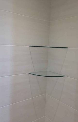 Etagères d'angle en verre fixées dans la faïence