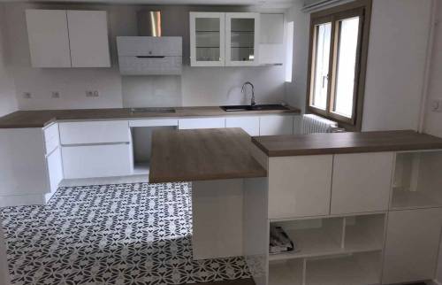 Une petite cuisine mais ultra fonctionnelle, avec son îlot