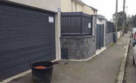 Muret maçonné finition extérieure en pierre de parement et grille en tôle à mi-hauteur - Meaux - 77 -