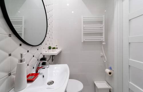 Finition peinture vue depuis cabine de douche pour création SDE sur Pontoise (95)