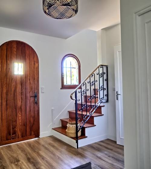 Rénovation d’une entrée avec escalier et éléments bois à proximité de Sautron après