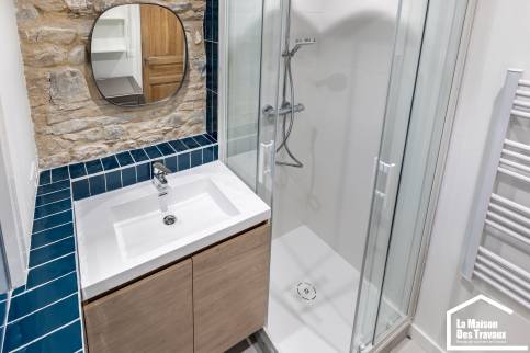 Rénovation complète d'un appartement du Vieux Lyon pour une colocation étudiante en meublé, camaieu de bleus