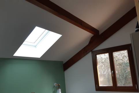 Aménagement d'une chambre avec fenêtre de toit dans une extension bois - Priay 01