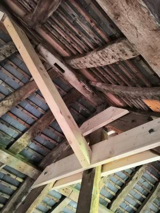 pose d'entrait et de lien de faîtage pour solidariser la charpente et éviter l'affaissement des pannes faîtières