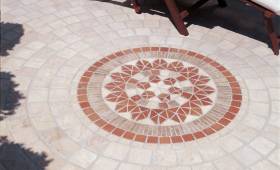 Terrasse en pavés de grès d'Inde avec rosace centrale