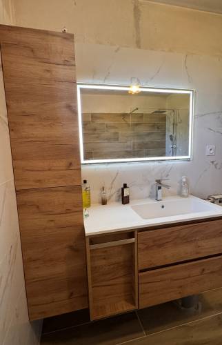 Salle de bain design miroir led La Maison Des Travaux Ales