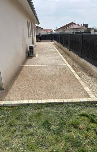 Allée en béton désactivé réalisée le long d’une maison à Saint-Cassien.