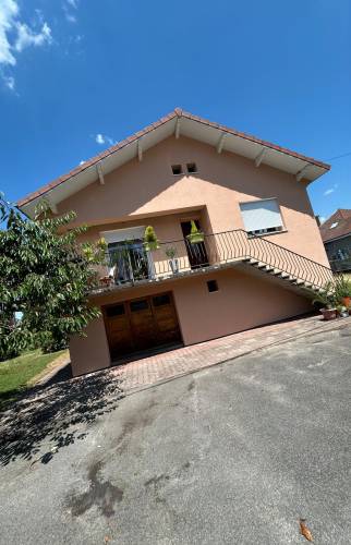 Façade latérale rénovée après travaux de ravalement en Isère, mettant en valeur l’homogénéité et la qualité de finition.