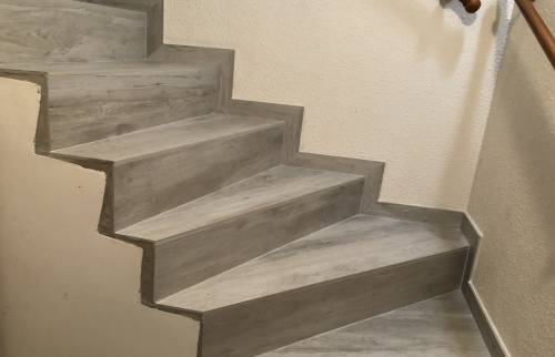 Sur cette photo, on voit bien que les travaux ont rectifié le problème d'inclinaison des marches