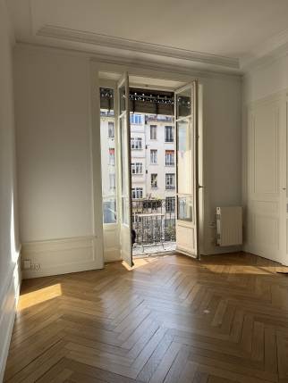Comment rénover un appartement de type Haussmannien pour investir à Lyon (69009) : état initial, étapes et résultat final / parquets ponçés et vitrifiés