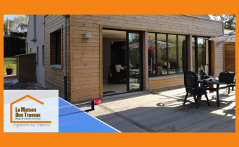 Extension bois moderne à Jussey : ouverture sur terrasse pour une maison lumineuse et chaleureuse.