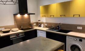 Plan de travail et crédence de cuisine bois dans un appartement rénové - Nantes 44