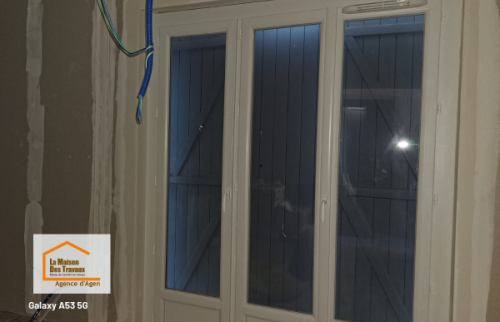 Installation d’une porte de garage enroulable moderne au Passage (47520), pratique, discrète et plus sécurisante au quotidien.