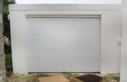 Porte de garage enroulable en PVC blanc