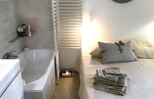 Salle de bain privative ouverte dans la chambre