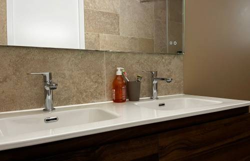 double vasque douche à l'italienne travertin